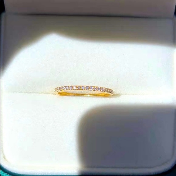 Solid 18k gold diamond band - Picture 4 of 11